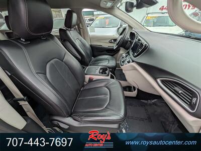 2022 Chrysler Pacifica Touring L - Photo 10 - Eureka, CA 95501
