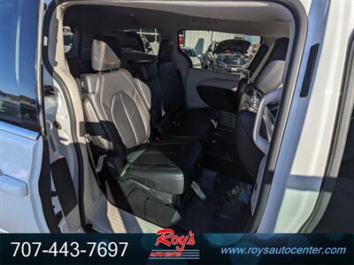 2017 Chrysler Pacifica Touring-L   - Photo 11 - Eureka, CA 95501