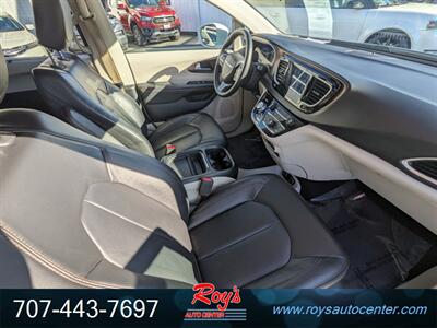 2017 Chrysler Pacifica Touring-L   - Photo 8 - Eureka, CA 95501