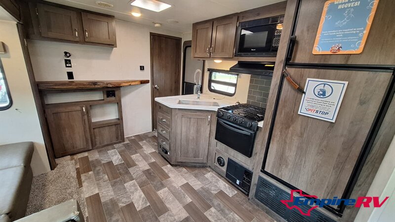 2021 East to West SILVERLAKE 31K3S - Photo 10 - Liberty, TX 77575