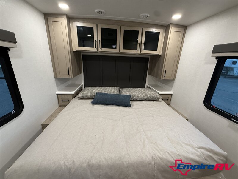 2026 Forest River Flagstaff Super Lite 30FKT - Photo 15 - Liberty, TX 77575