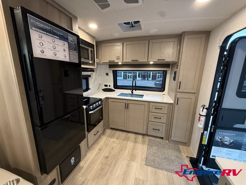 2026 Forest River Flagstaff Super Lite 30FKT - Photo 12 - Liberty, TX 77575