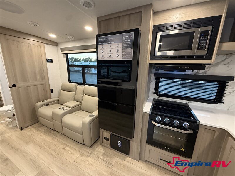 2026 Forest River Flagstaff Super Lite 30FKT - Photo 8 - Liberty, TX 77575