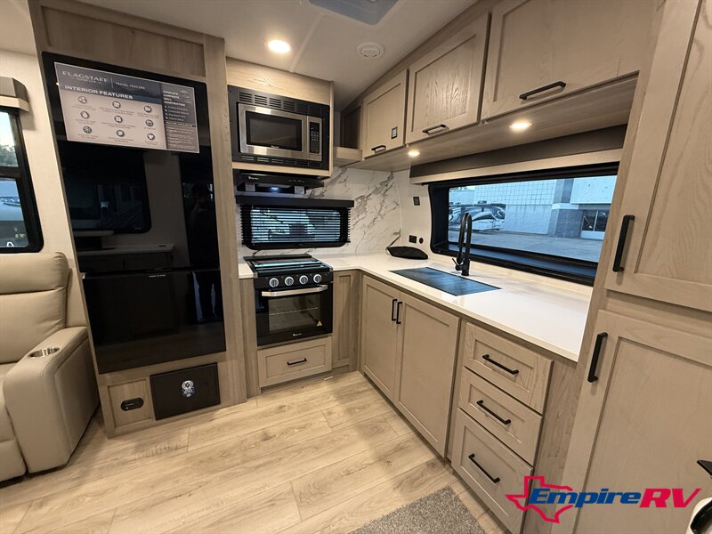 2026 Forest River Flagstaff Super Lite 30FKT - Photo 7 - Liberty, TX 77575