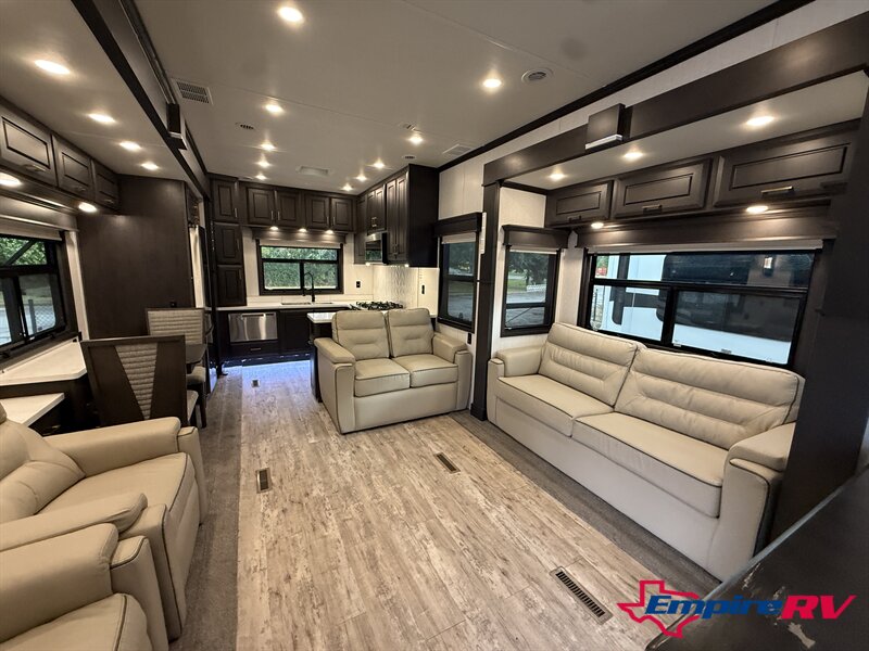 2022 DRV Mobile Suite 40KSSB4   - Photo 5 - Liberty, TX 77575