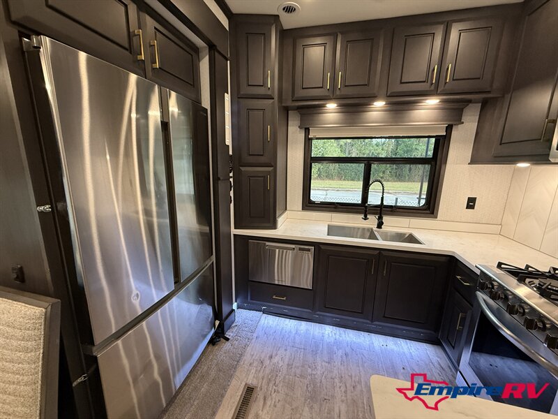 2022 DRV Mobile Suite 40KSSB4   - Photo 8 - Liberty, TX 77575