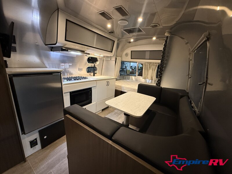 2020 Airstream Caravel 22FB   - Photo 8 - Liberty, TX 77575