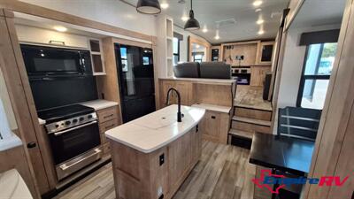 2023 Heartland MILESTONE 370FLMB   - Photo 13 - Liberty, TX 77575