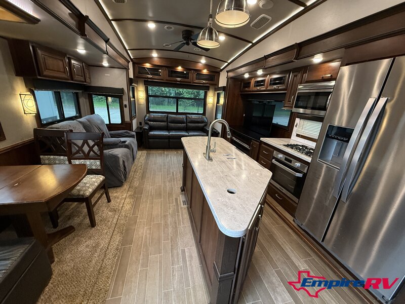 2019 Jayco pinnacle 36FBTS - Photo 8 - Liberty, TX 77575