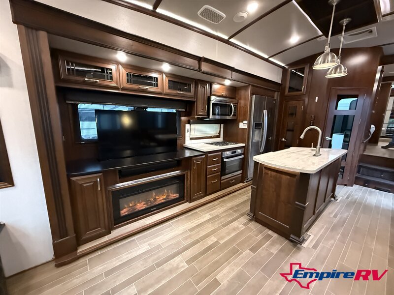 2019 Jayco pinnacle 36FBTS - Photo 10 - Liberty, TX 77575