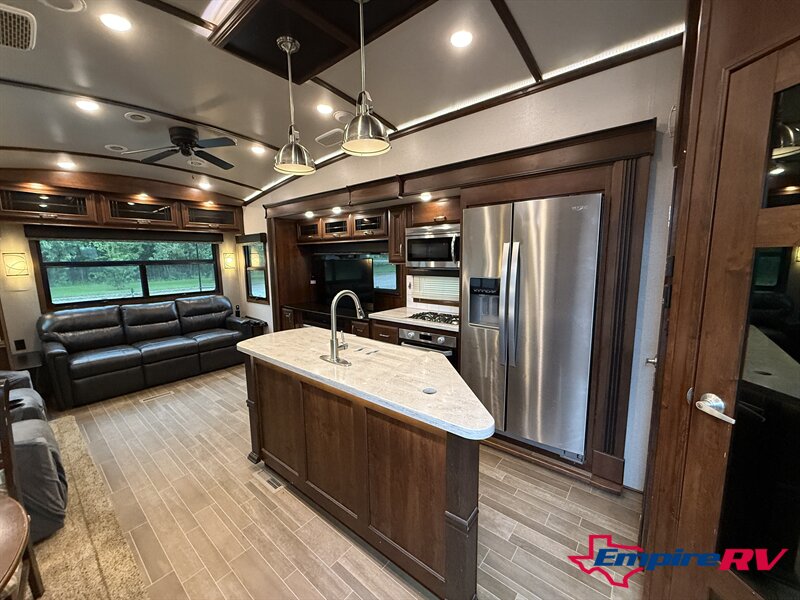 2019 Jayco pinnacle 36FBTS - Photo 6 - Liberty, TX 77575