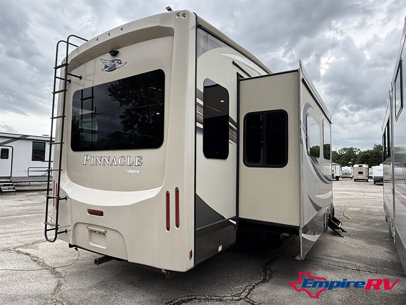 2019 Jayco pinnacle 36FBTS - Photo 5 - Liberty, TX 77575