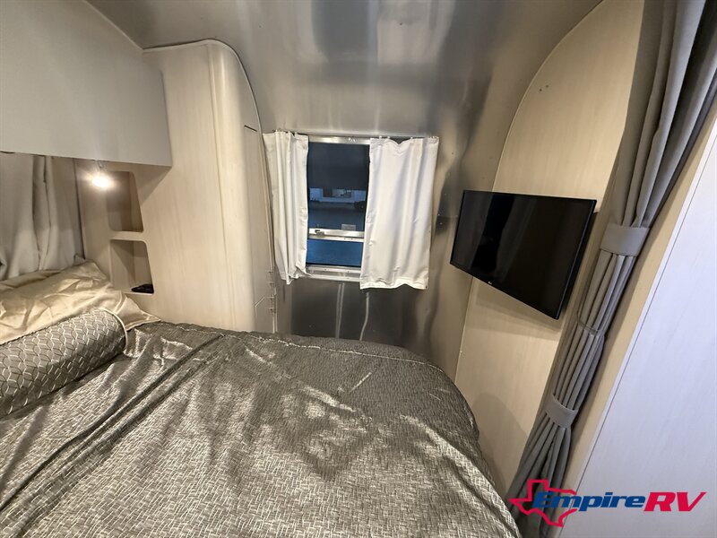 2021 Airstream Flying Cloud 30RB   - Photo 10 - Liberty, TX 77575