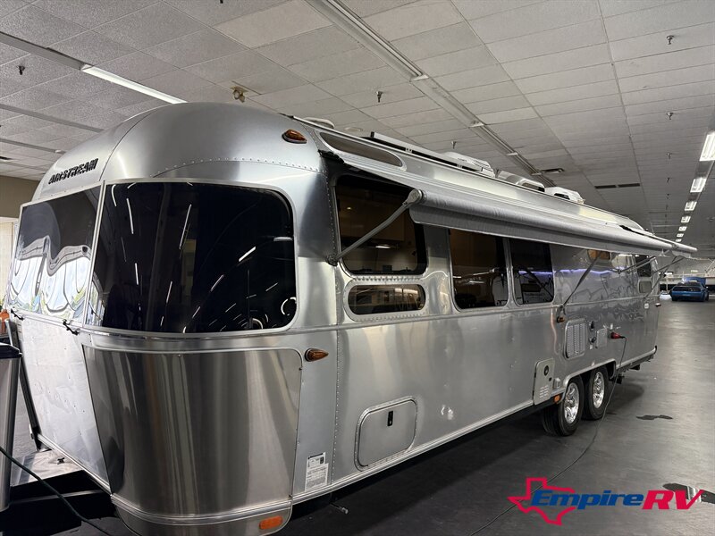 2021 Airstream Flying Cloud 30RB   - Photo 3 - Liberty, TX 77575