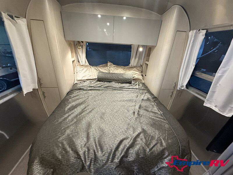 2021 Airstream Flying Cloud 30RB   - Photo 9 - Liberty, TX 77575