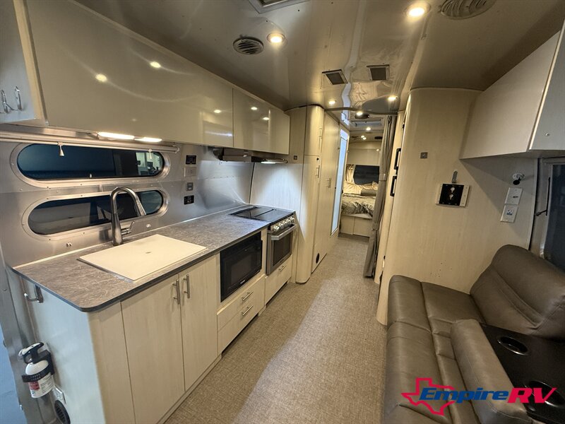 2021 Airstream Flying Cloud 30RB   - Photo 7 - Liberty, TX 77575