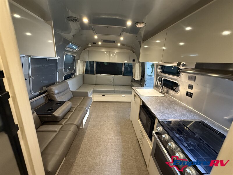 2021 Airstream Flying Cloud 30RB   - Photo 11 - Liberty, TX 77575