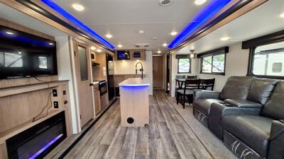 2023 Forest River Cherokee Artic Wolf 26RL-L   - Photo 12 - Oxnard, CA 93030