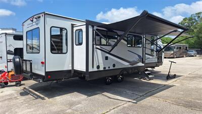 2023 Forest River Cherokee Artic Wolf 26RL-L   - Photo 4 - Oxnard, CA 93030