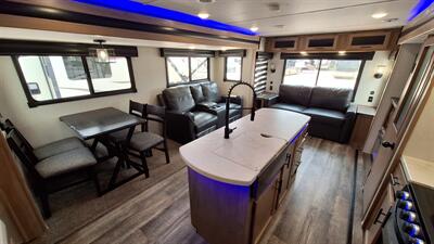 2023 Forest River Cherokee Artic Wolf 26RL-L   - Photo 15 - Oxnard, CA 93030