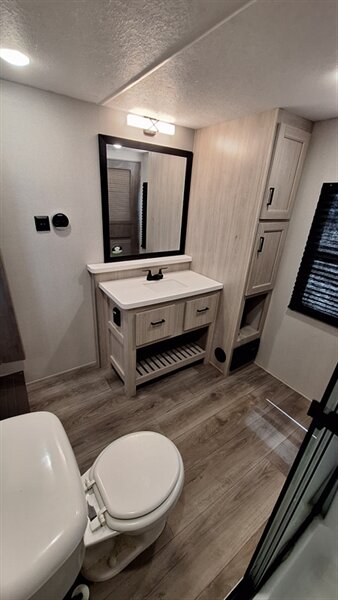 2025 Coachmen Catalina 42CONDO - Photo 18 - Oxnard, CA 93030