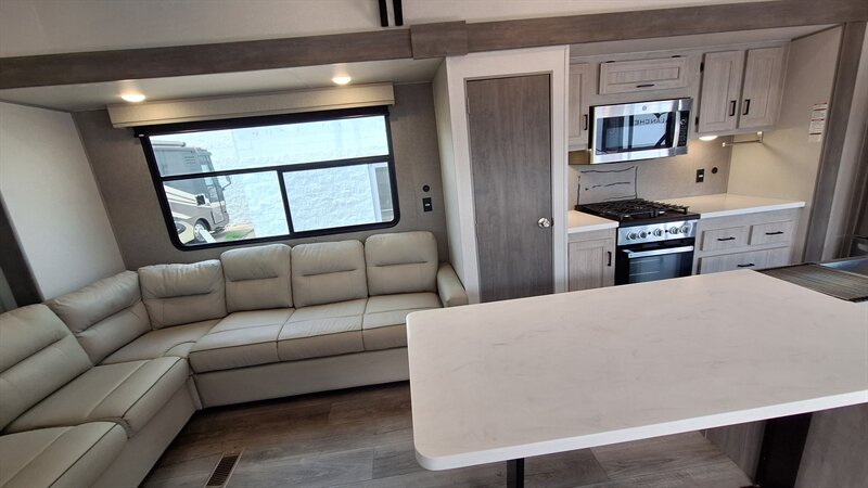 2025 Coachmen Catalina 42CONDO - Photo 9 - Oxnard, CA 93030