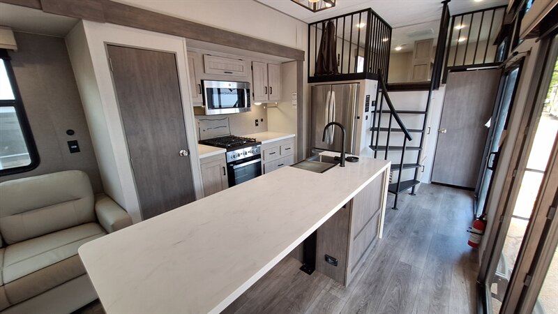 2025 Coachmen Catalina 42CONDO - Photo 12 - Oxnard, CA 93030