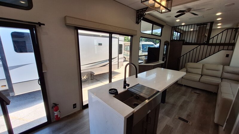2025 Coachmen Catalina 42CONDO - Photo 6 - Oxnard, CA 93030