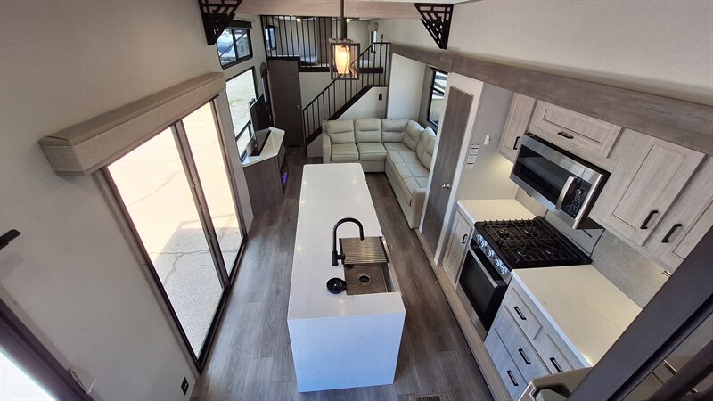 2025 Coachmen Catalina 42CONDO - Photo 14 - Oxnard, CA 93030