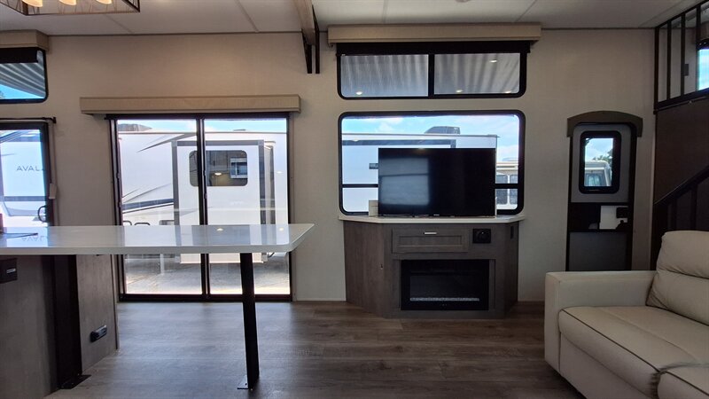2025 Coachmen Catalina 42CONDO - Photo 10 - Oxnard, CA 93030