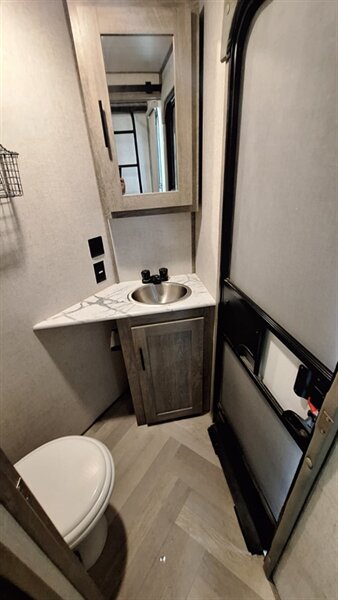 2021 Forest River SALEM HEMISPHERE 353BED   - Photo 19 - Liberty, TX 77575