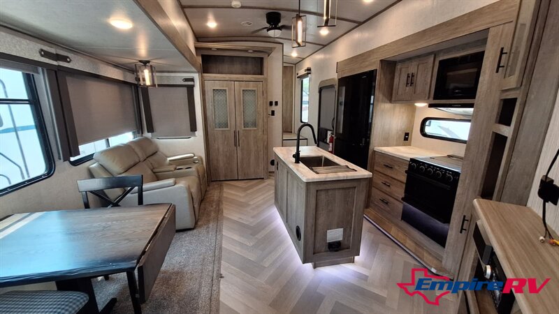 2021 Forest River SALEM HEMISPHERE 353BED   - Photo 11 - Liberty, TX 77575