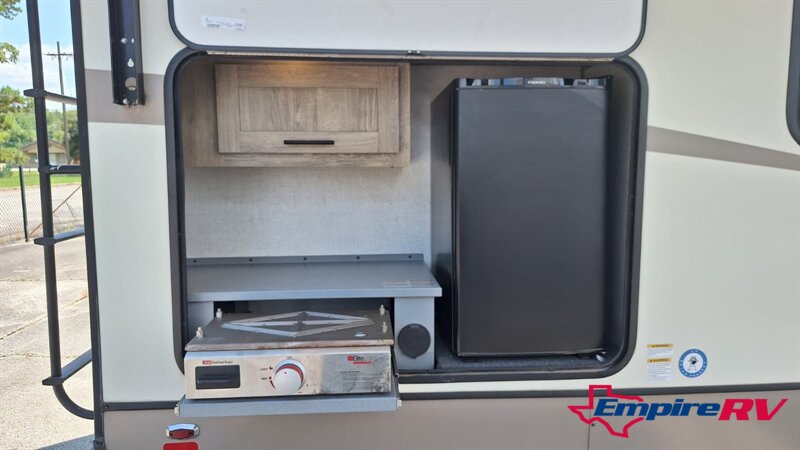 2021 Forest River SALEM HEMISPHERE 353BED   - Photo 5 - Liberty, TX 77575