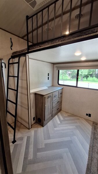 2021 Forest River SALEM HEMISPHERE 353BED   - Photo 14 - Liberty, TX 77575