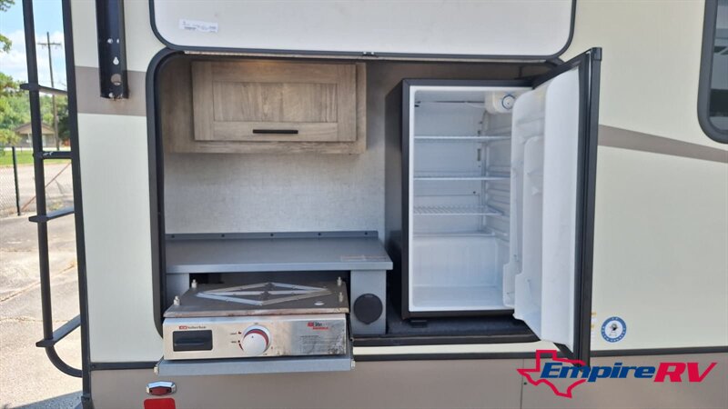 2021 Forest River SALEM HEMISPHERE 353BED   - Photo 6 - Liberty, TX 77575