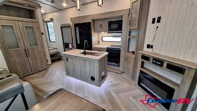 2021 Forest River SALEM HEMISPHERE 353BED   - Photo 12 - Liberty, TX 77575