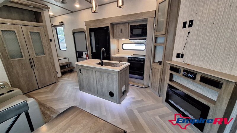 2021 Forest River SALEM HEMISPHERE 353BED   - Photo 12 - Liberty, TX 77575