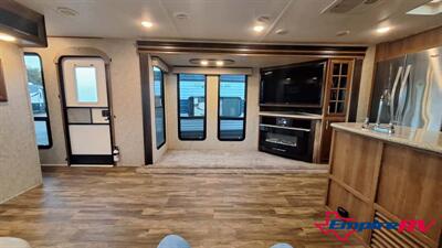 2018 Forest River Lacrosse 337RK   - Photo 9 - Liberty, TX 77575