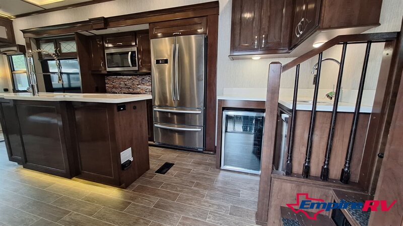 2019 Keystone redwood 3901WB - Photo 5 - Liberty, TX 77575
