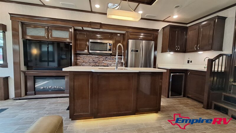 2019 Keystone redwood 3901WB - Photo 7 - Liberty, TX 77575