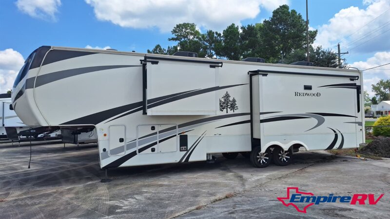 2019 Keystone redwood 3901WB - Photo 2 - Liberty, TX 77575