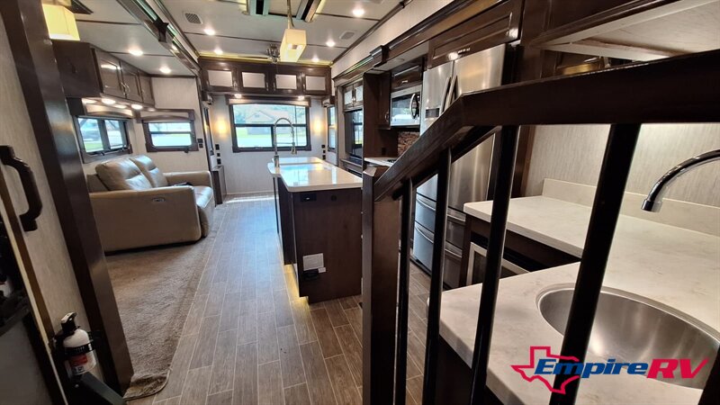 2019 Keystone redwood 3901WB - Photo 6 - Liberty, TX 77575