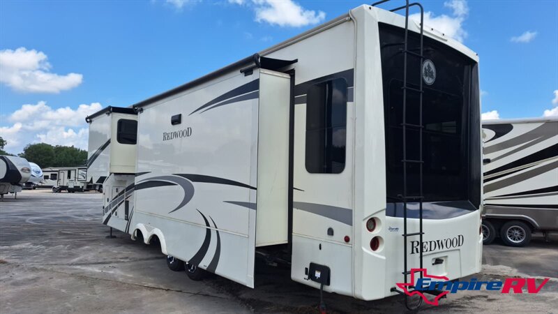 2019 Keystone redwood 3901WB - Photo 3 - Liberty, TX 77575