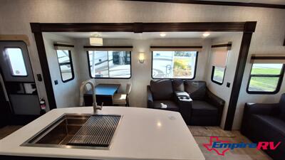 2021 Palomino COLUMBUS 382FB   - Photo 12 - Liberty, TX 77575