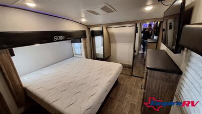 2021 Forest River Cherokee Artic wolf 3660suite - Photo 19 - Liberty, TX 77575