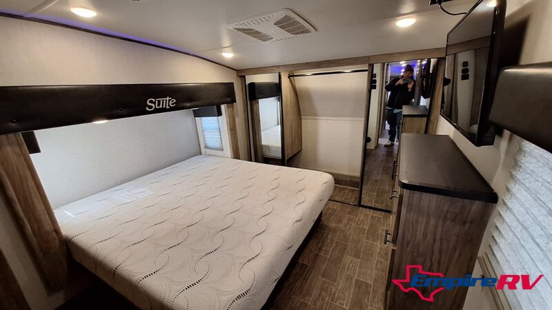 2021 Forest River Cherokee Artic wolf 3660suite - Photo 19 - Liberty, TX 77575