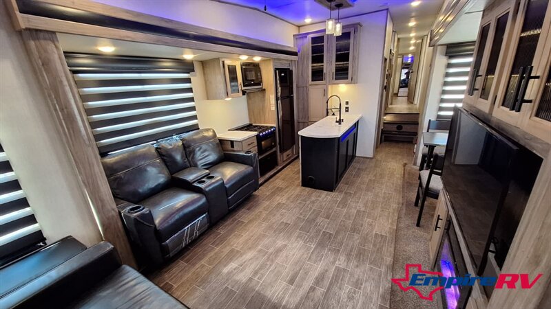 2021 Forest River Cherokee Artic wolf 3660suite - Photo 8 - Liberty, TX 77575