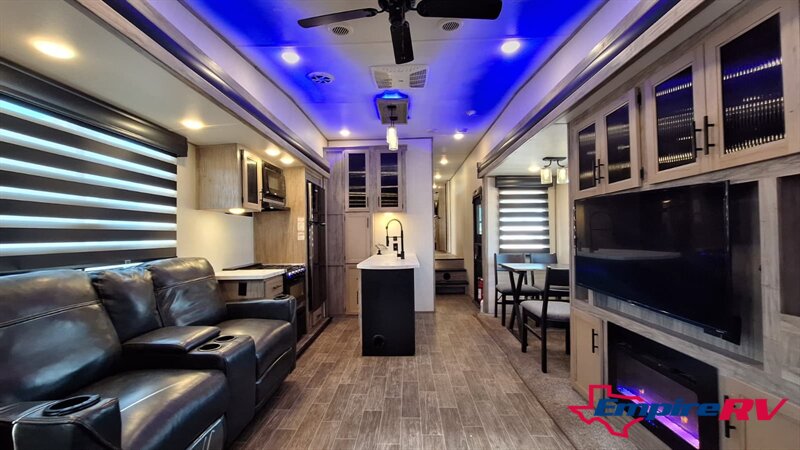 2021 Forest River Cherokee Artic wolf 3660suite - Photo 7 - Liberty, TX 77575