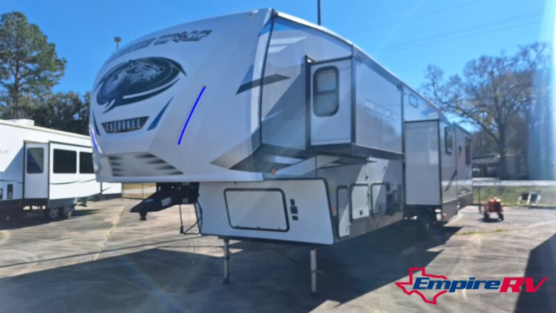 2021 Forest River Cherokee Artic wolf 3660suite - Photo 4 - Liberty, TX 77575