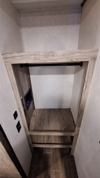 2021 Forest River Cherokee Artic wolf 3660suite - Photo 22 - Liberty, TX 77575